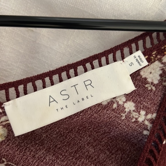 Barely worn romper! Dark red with floral printing. - Picture 3 of 3